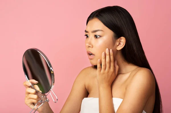 Problèmes de peau. Asiatique fille regarder dans le miroir — Photo