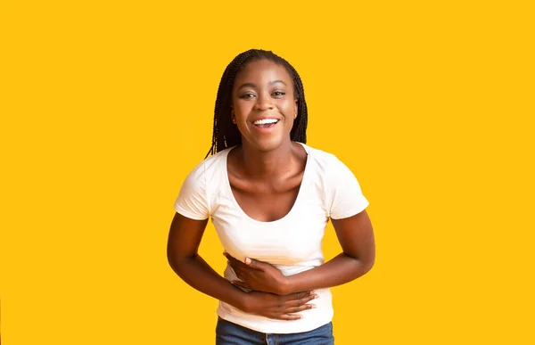 Молодая африканская американка громко смеется в студии — стоковое фото