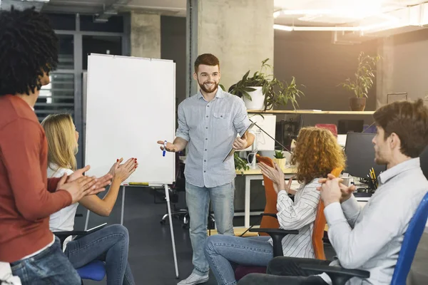 Joven equipo millennial aplaudiendo al gerente superior —  Fotos de Stock