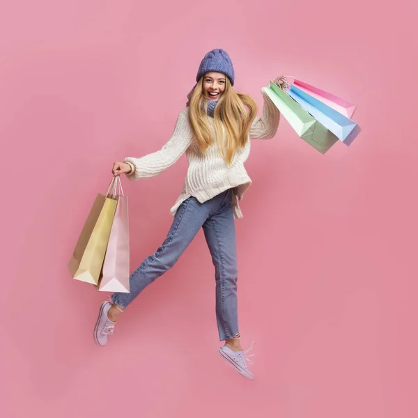Menina shopaholic alegre com compras saltando causa de felicidade — Fotografia de Stock