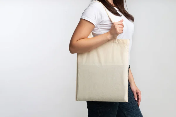 Lady Holding Textile Eco Bag Berdiri di Latar Belakang Putih — Stok Foto