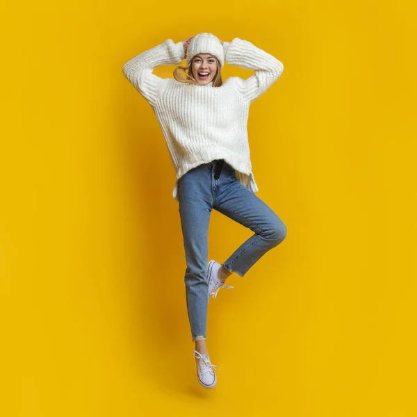 Schattig blond winter meisje springen in de lucht — Stockfoto