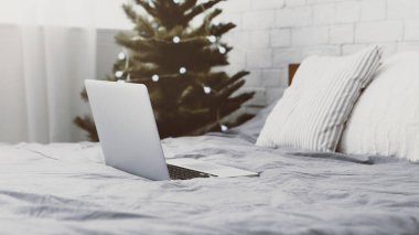 Noel için yatak odasının içi aydınlık.