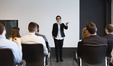 İş eğitimi. Kadın konuşmacı izleyicilere ders veriyor