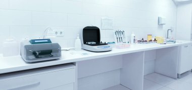 Masada modern laboratuvar ekipmanlarıyla aydınlatma odası
