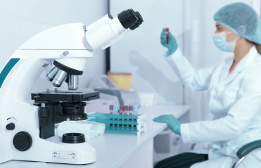 Genç bayan doktor kan örneği analizi yapıyor.
