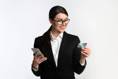 Akıllı Telefon ve Kredi Kartını Stüdyoda Kullanan İş Kadını