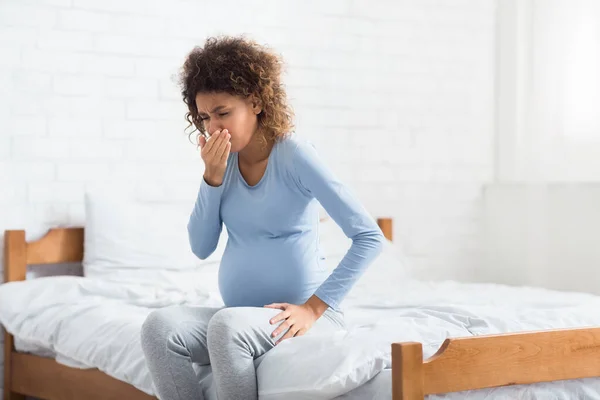 Donna incinta afro-americana sensazione di nausea, che copre la bocca — Foto Stock