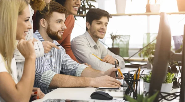 Administrador de sistemas actualizando el sistema de software para computadoras de oficina — Foto de Stock