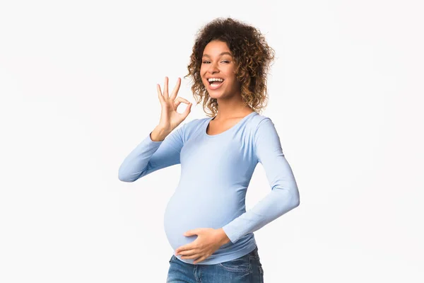 Emocionado afro embarazada mostrando OK gesto —  Fotos de Stock