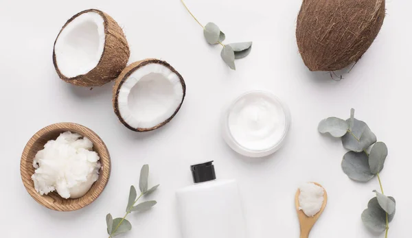 Coconut butter of natural components on white — ストック写真