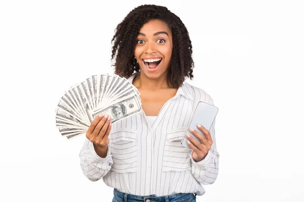 Ευτυχισμένη μαύρη γυναίκα που κρατάει χρήματα και iphone 11 pro max — Φωτογραφία Αρχείου