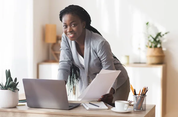 Modern Ofiste Belge ve Bilgisayarla Çalışan Afro İş Kadını — Stok fotoğraf