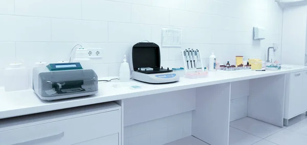 Light room with modern laboratory equipment on table — ストック写真