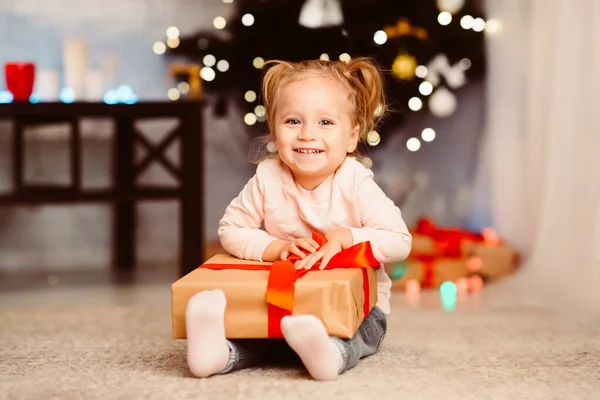 Adorável criança desfrutando de presente de Natal em casa — Fotografia de Stock