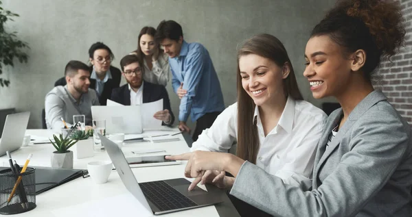 Colaboradores multiétnicos discutiendo nuevo proyecto, trabajando en portátil — Foto de Stock