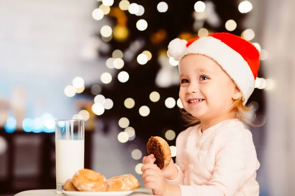 Adorable niña preparando leche y galletas en Nochebuena —  Fotos de Stock