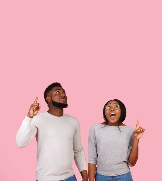 Incrível afro-americano homem e mulher apontando os dedos para cima — Fotografia de Stock