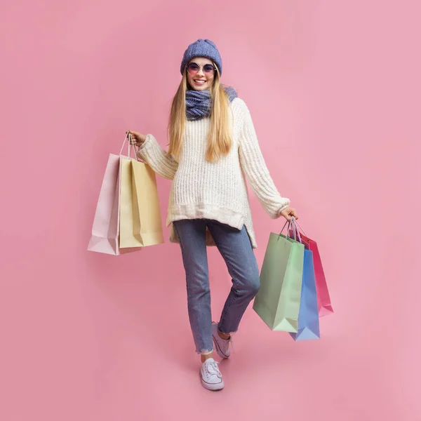 Fantasía chica de invierno bastante feliz sosteniendo bolsas de compras —  Fotos de Stock