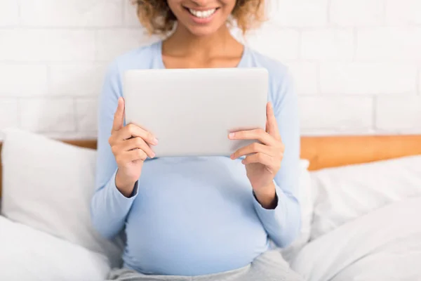 Технології та вагітність. Очікувана жінка використовує планшет — стокове фото