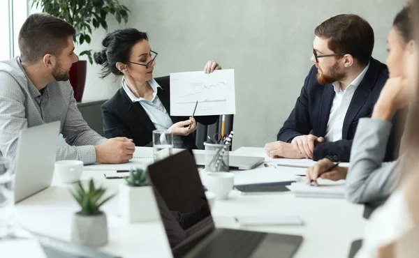 Ceo manager toont toenemende financiële grafiek op papier — Stockfoto