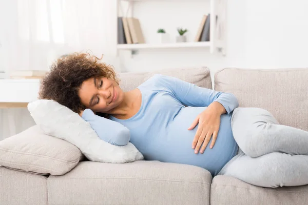 Lycklig gravid kvinna sover på soffan, har söt dag dröm — Stockfoto