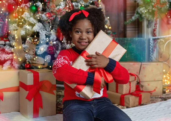 Menina afro feliz com caixa de presente de Natal — Fotografia de Stock