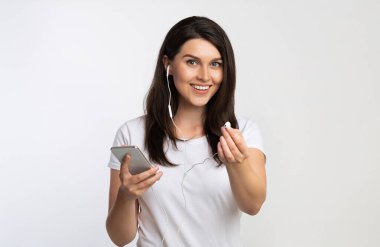 Akıllı Telefon Sunan Kız Müzik Dinleyen Kulaklık, Beyaz Arkaplan