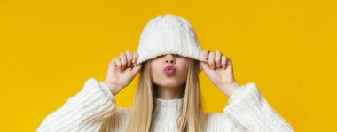 Sarışın kadın örgü örüyor beyaz şapkayı