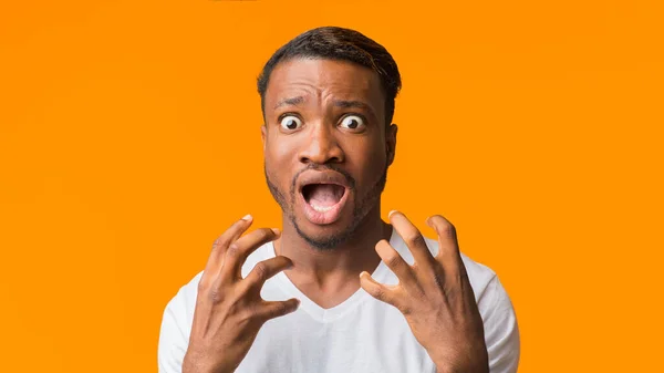 Frightened Black Man Screaming In Fear Standing Over Orange Background — Stock Photo, Image