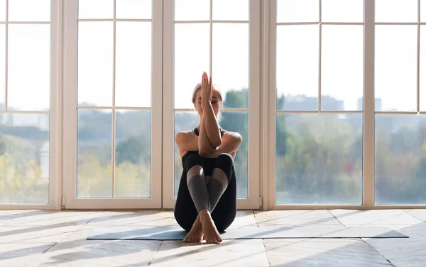 Красивая поза йоги в исполнении гибкой девушки — стоковое фото