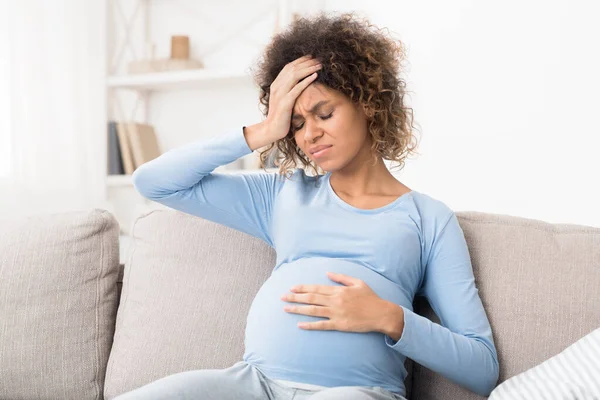 Gadis hamil afro menderita sakit kepala di rumah — Stok Foto