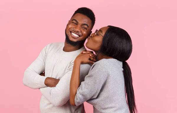 Gelukkig afrikaanse vrouw zoenen haar lachende man — Stockfoto