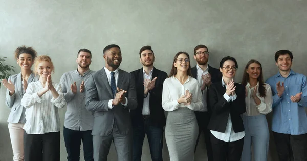 กลุ่มนักธุรกิจปรบมือเพื่อแสดงความยินดีกับเจ้านาย — ภาพถ่ายสต็อก