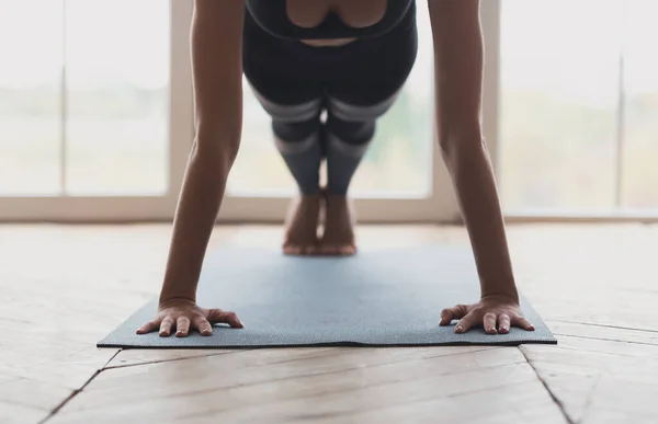 Foto recortada do corpo da mulher atlética durante o exercício — Fotografia de Stock