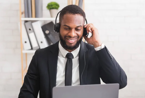 Boldog üzleti tanácsadó headset nézi laptop — Stock Fotó