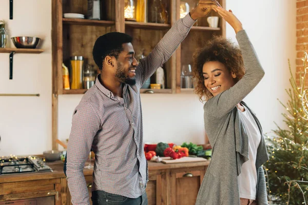 Giovane coppia afro-americana che balla in cucina, copia spazio — Foto Stock