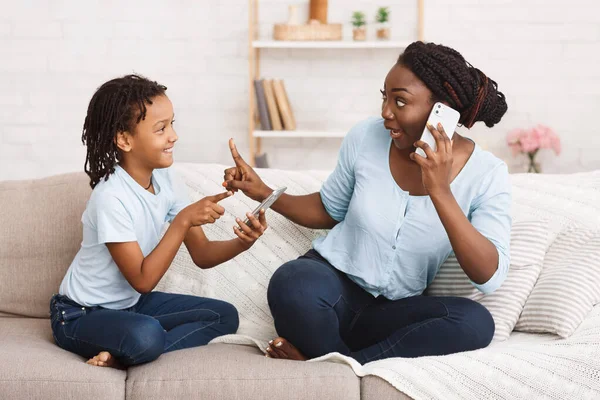 African american family using iPhone 11 pro max — Stock Photo, Image