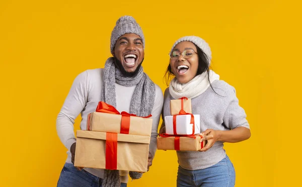 Duygusal siyah çift bir sürü Noel hediyesi taşıyor. — Stok fotoğraf