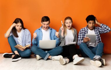 Öğrenme konsepti. Kitapları ve aletleri olan duygusal öğrenciler