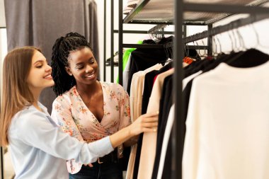 Moda Moda Stilisti Müşteriye Kıyafet Mağazasında Yeni Giysiler Almasında Yardım Ediyor