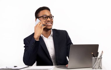 Zenci adam müşterilerle konuşuyor.