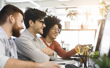 Milenyum programcıları ofisteki bilgisayarda yeni program kodluyorlar