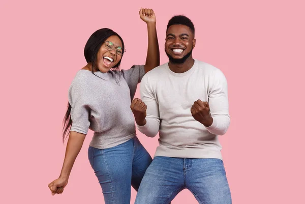 Negro alegre pareja celebrando gran éxito juntos — Foto de Stock