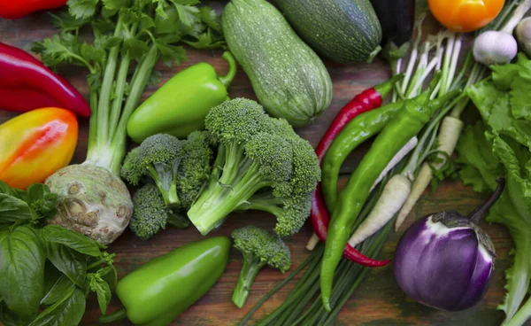 Set di verdure fresche e biologiche in cucina — Foto Stock