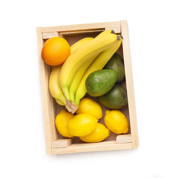 Frutas frescas y ecológicas dentro de caja de madera aislada en blanco —  Fotos de Stock