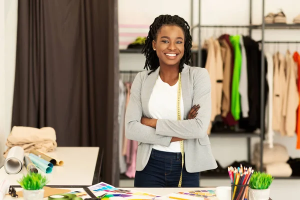 Zelfverzekerde Black Tailor glimlachend staand in het maken van kleding Atelier — Stockfoto