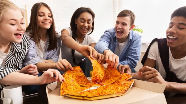 Pizza zamanı. Genç arkadaşlar birlikte fast food yiyorlar. — Stok fotoğraf