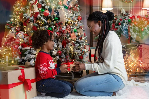 Mãe e filha afro-americana trocando presentes de Natal — Fotografia de Stock