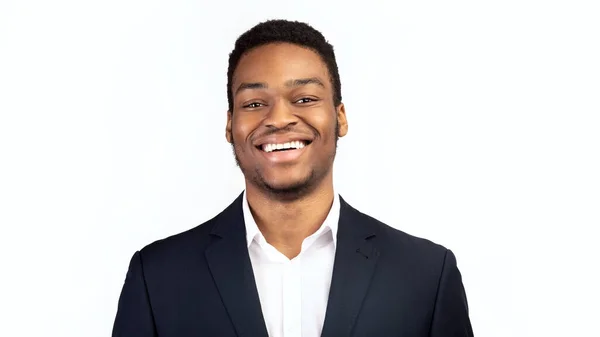 Молодой улыбающийся черный парень на белом фоне — стоковое фото